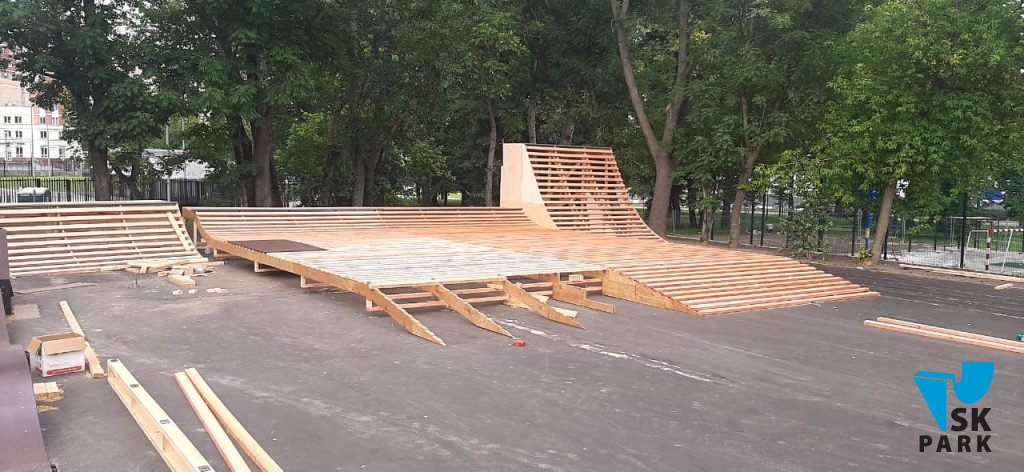 Компания SKPARK приступила к монтажу скейт парка и памп трека в Москве